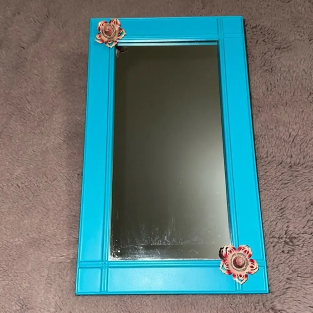 Cute Accent Mirror with Antique Floral Accents
